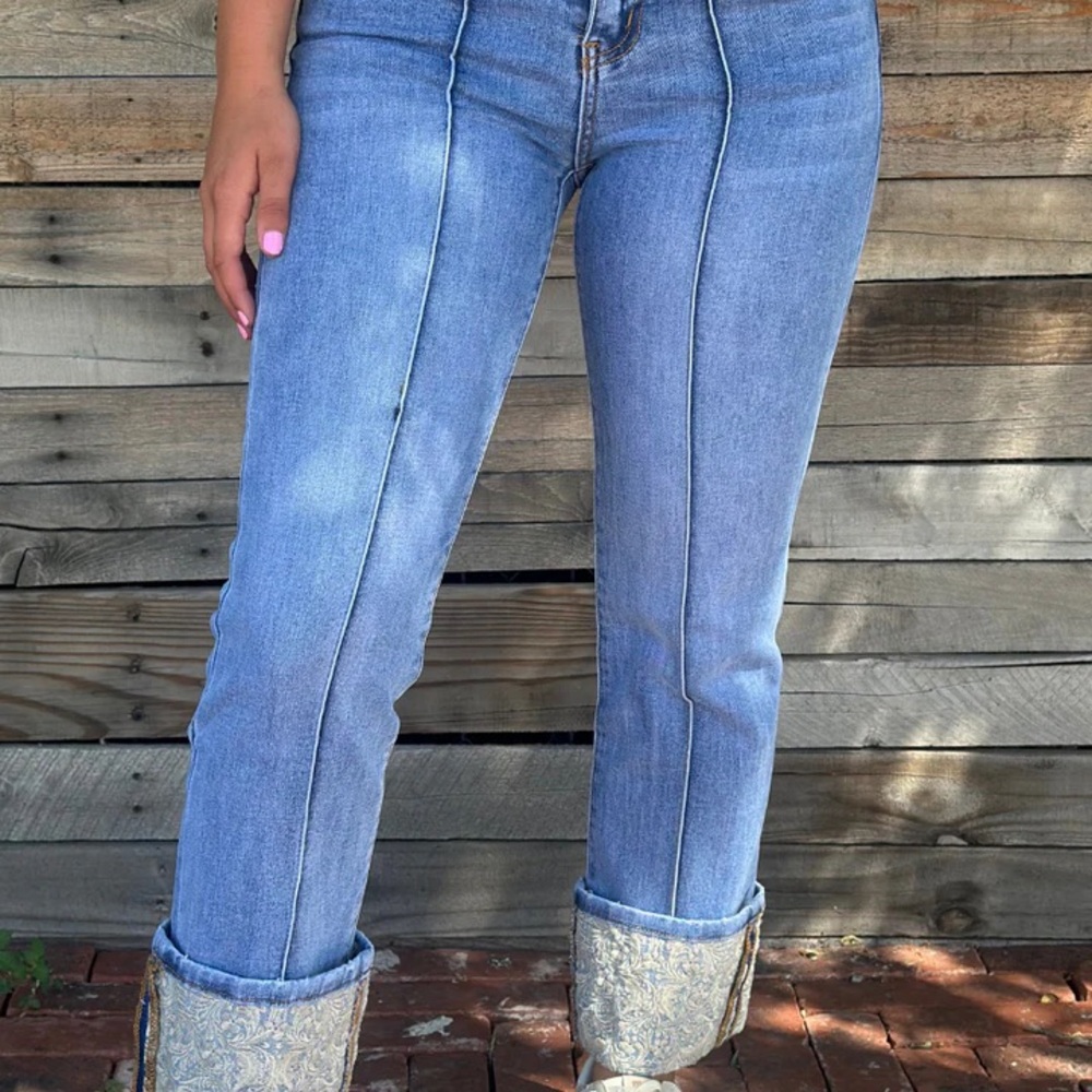 Kreek Embroidered Cuffed Jeans 👖